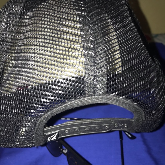 Cute VOLCOM Graphic Logo Trucker Hat! - Picture 4 of 4